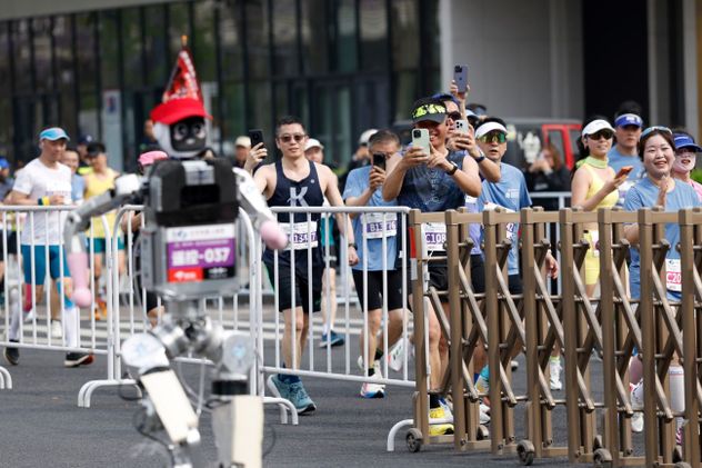 Beijing: un robot humanoide rompió el récord mundial en media maratón y superó a los corredores humanos