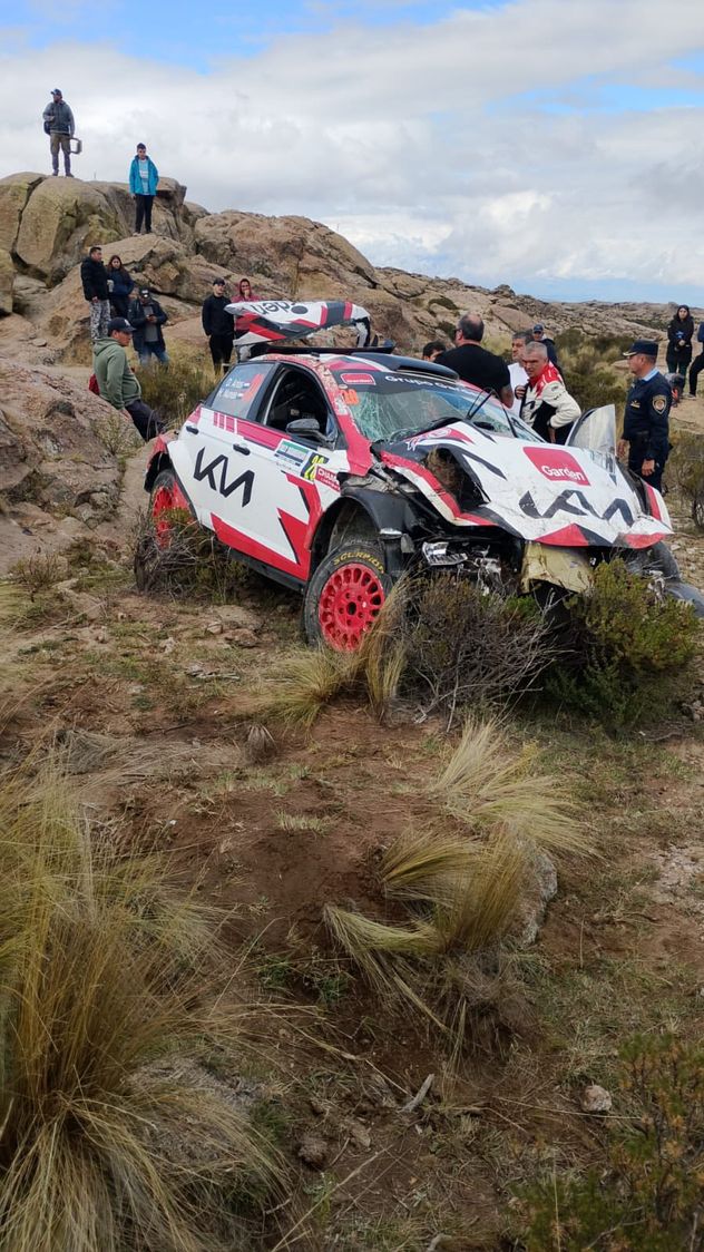 El despiste de un VW Polo GT en el tramo Giulio Cesare–Mina Clavero provocó la muerte de un joven cordobés y obligó a suspender la competencia.
