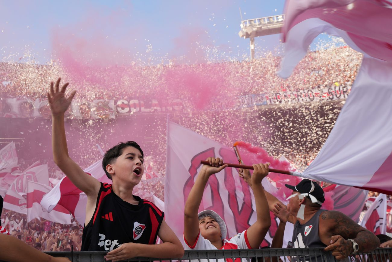Recibimiento de hinchas de River ante Boca. 