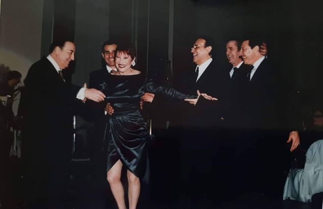 "¡Rodeada de galanes! Iba a bailar un tanguito con todos", escribió María Nieves junto a esta foto.