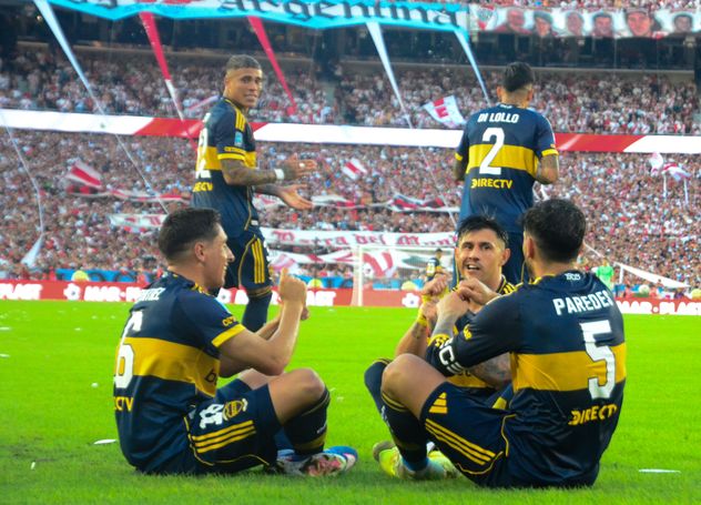 Festejo de Leandro Paredes por marcar el 1-0 de Boca ante River en el Monumental. 