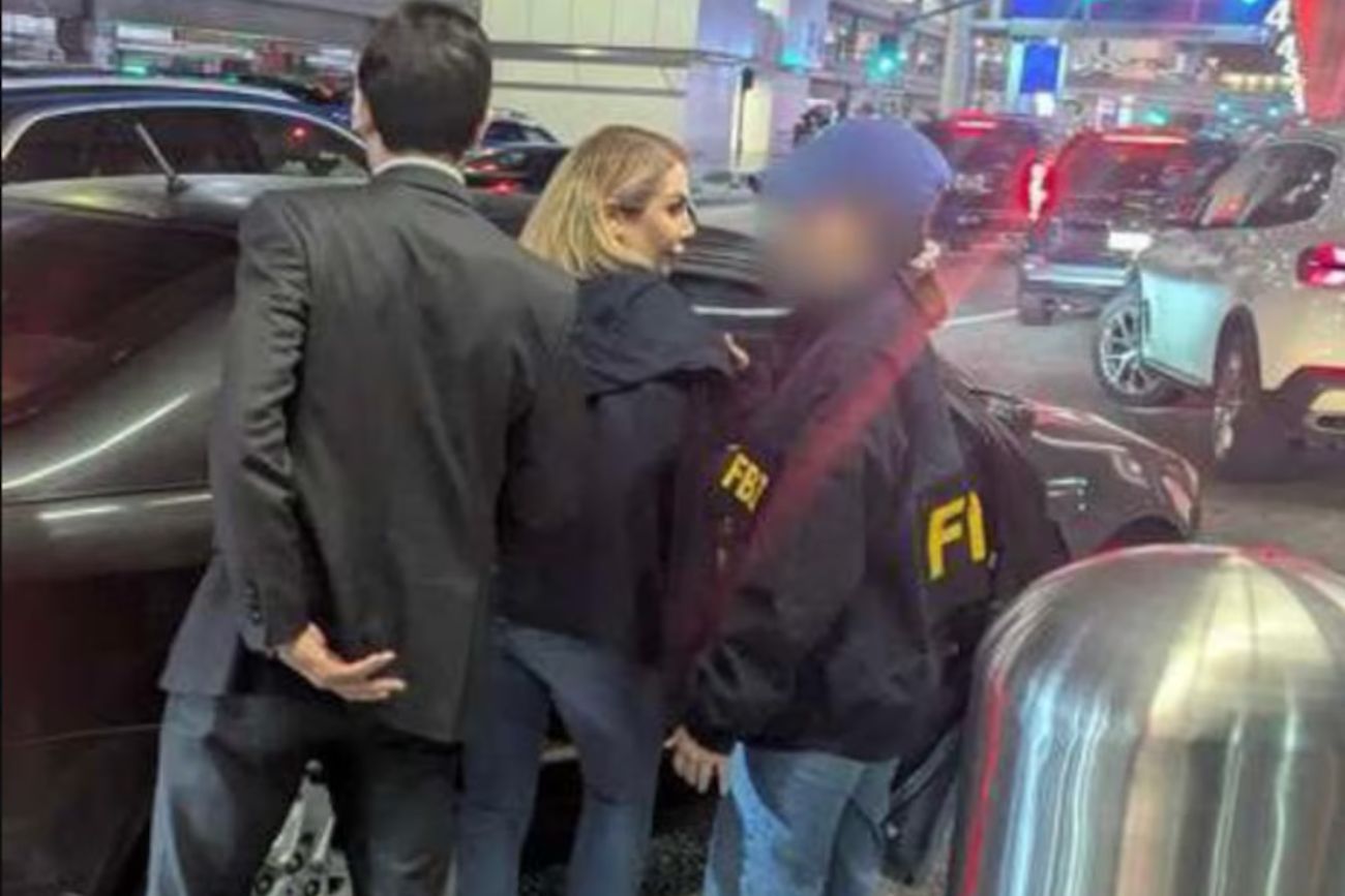 Detuvieron en Los Ángeles a una mujer iraní acusada de traficar drones y armamento pesado para Sudán