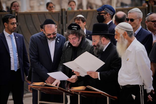 El presidente Javier Milei visitó el Muro de las Lamentaciones, el lugar más sagrado para la oración judía, en la Ciudad Vieja de Jerusalén. 
