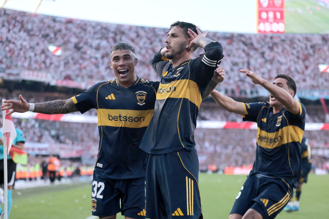 Festejo de Leandro Paredes por marcar el 1-0 de Boca ante River en el Monumental. 