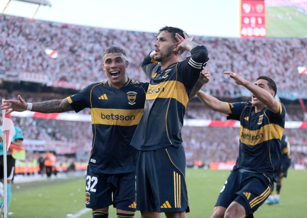 Festejo de Leandro Paredes por marcar el 1-0 de Boca ante River en el Monumental. 