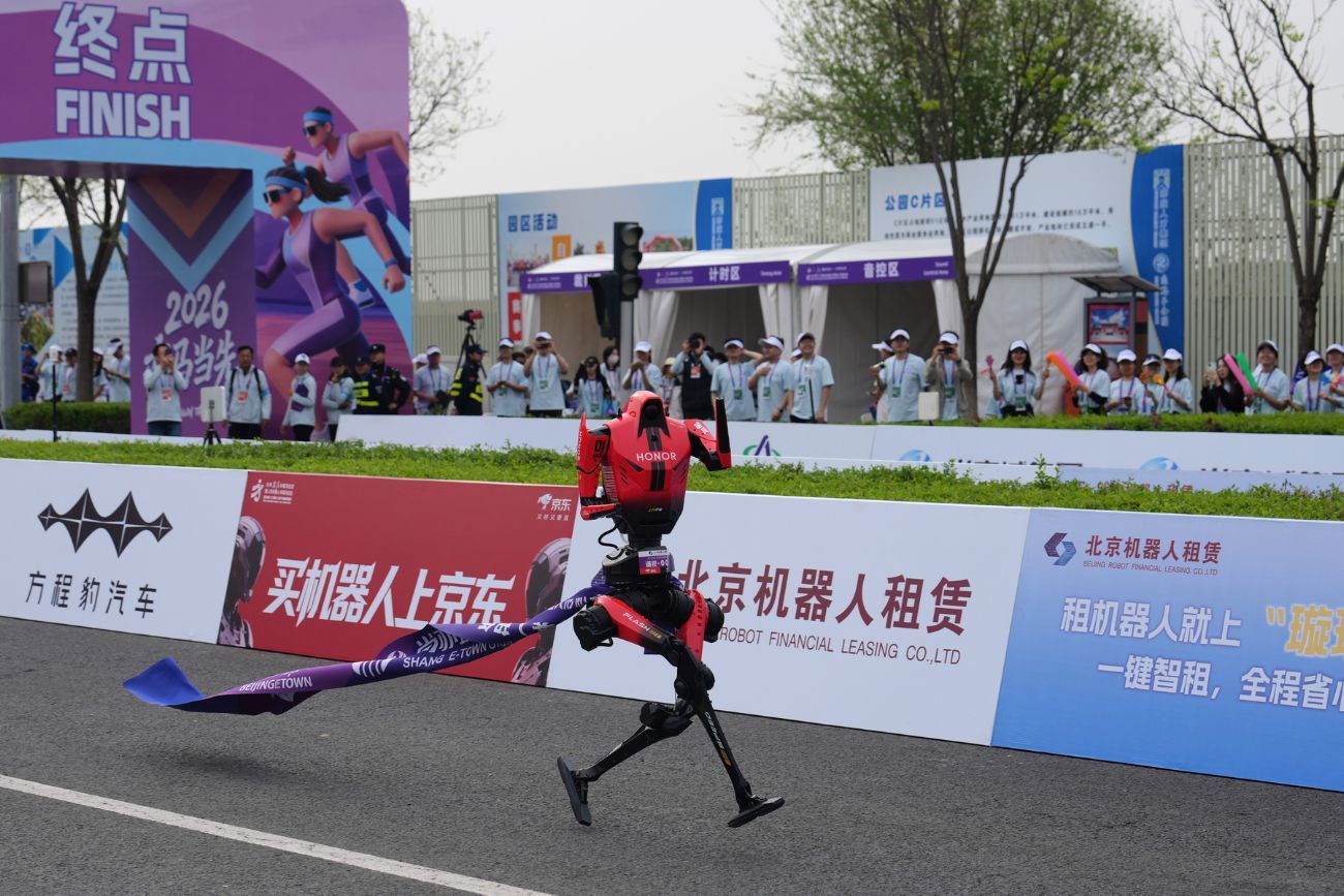 Beijing: un robot humanoide rompió el récord mundial en media maratón y superó a los corredores humanos