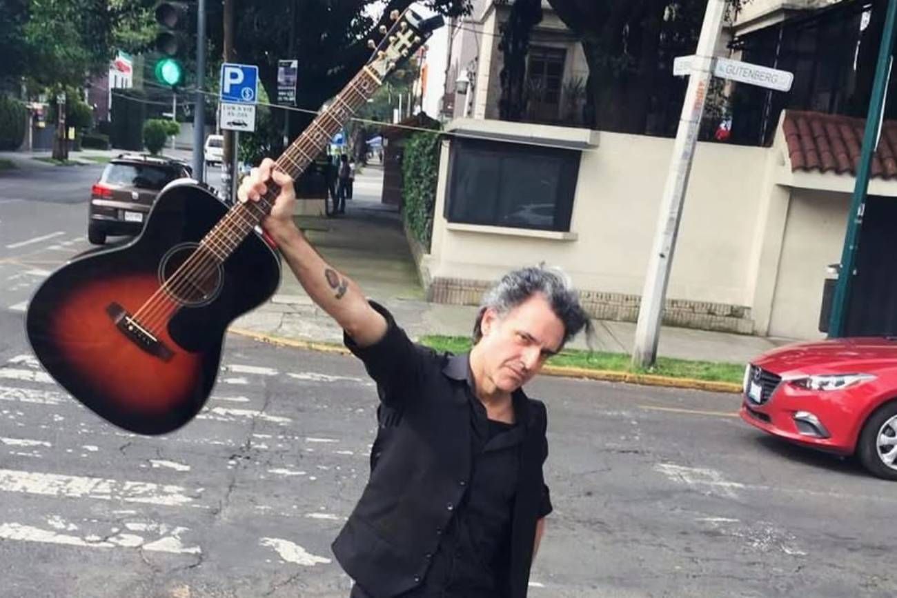 Richard Coleman con su poderosa arma de conmoción: su acústica. (Instagram @richardcolemanrock)