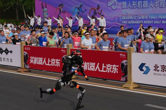Beijing: un robot humanoide rompió el récord mundial en media maratón y superó a los corredores humanos