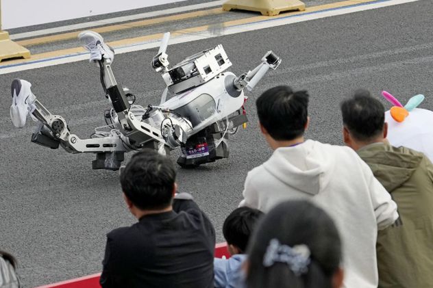 Beijing: un robot humanoide rompió el récord mundial en media maratón y superó a los corredores humanos