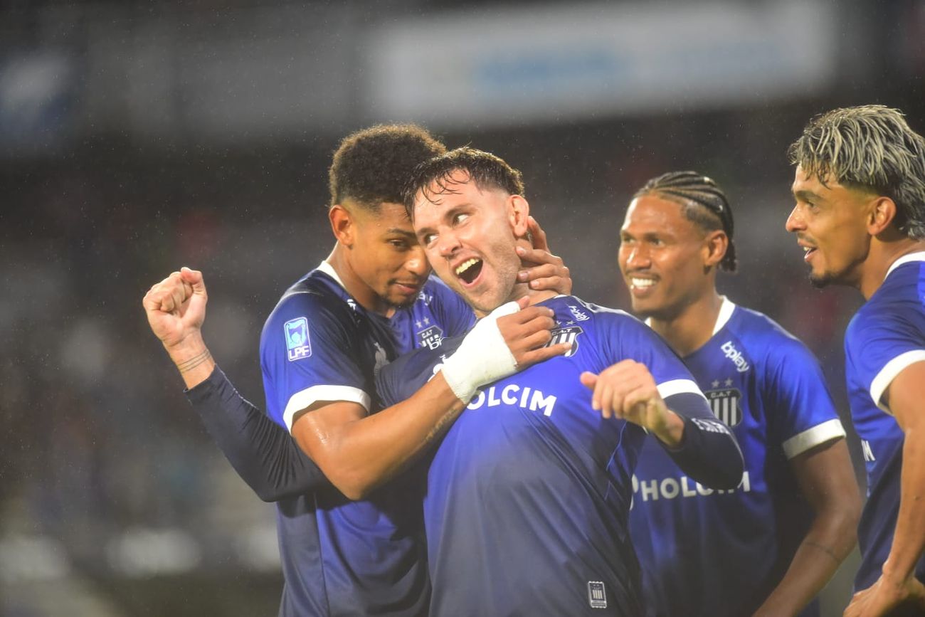 Augusto Schott marcó el 2-0 de Talleres ante Riestra en el Kempes por el Torneo Apertura 2026. 
