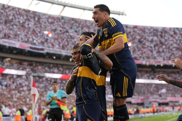 Festejo de Leandro Paredes por marcar el 1-0 de Boca ante River en el Monumental. 