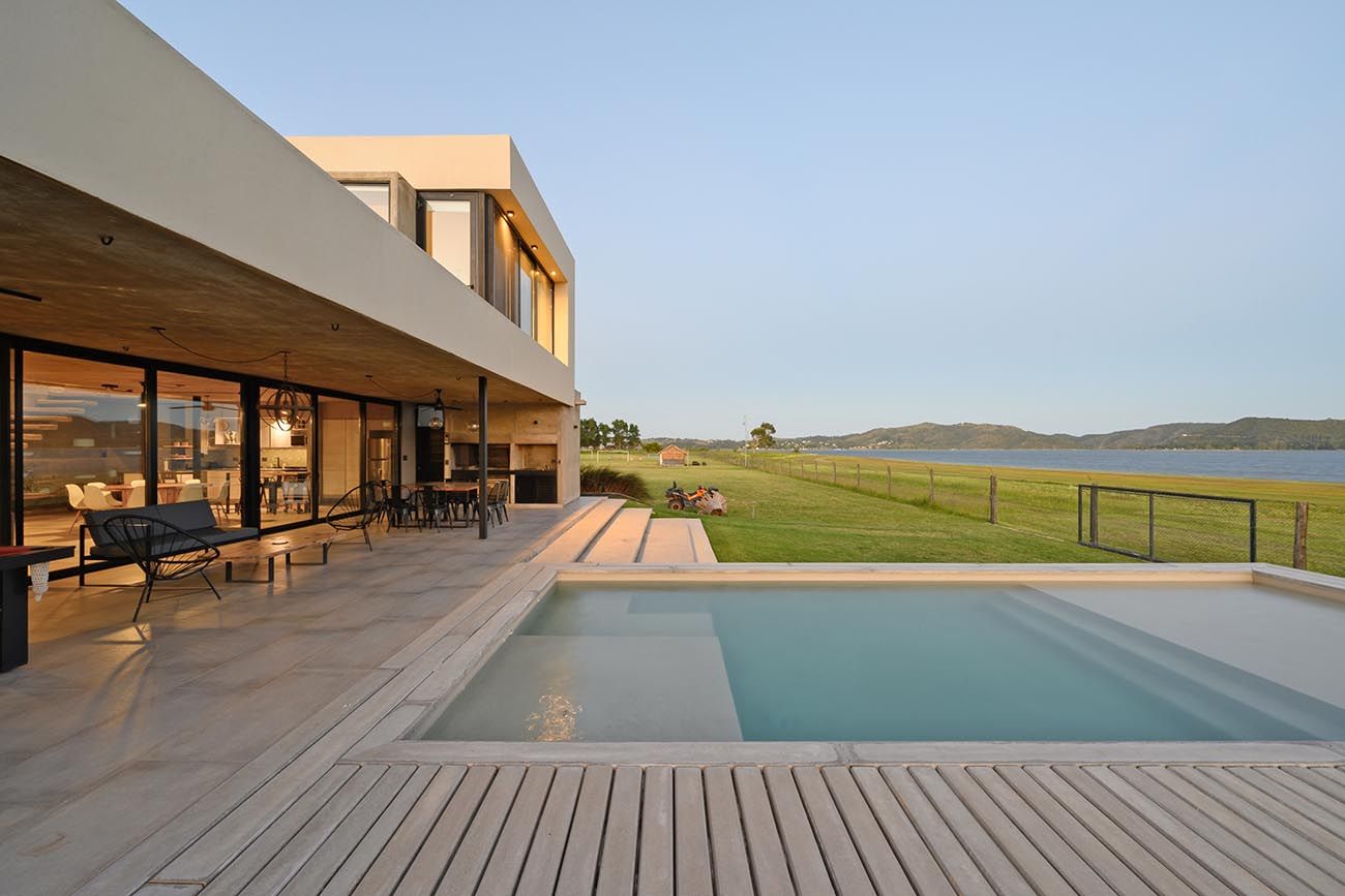 Los decks de hormigón premoldeado ofrecen una nueva opción para patios, terrazas y contornos de piscinas (proyecto Casa SC, arquitecto Gustavo Bacile).
