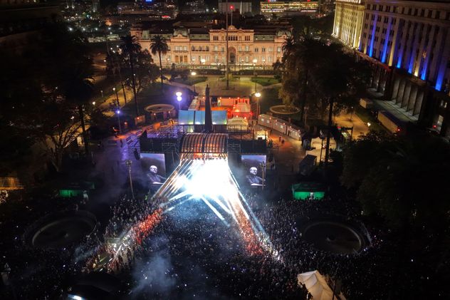 El padre Guilherme en la Plaza de Mayo en conmemoración del primer aniversario del fallecimiento del papa Francisco. 