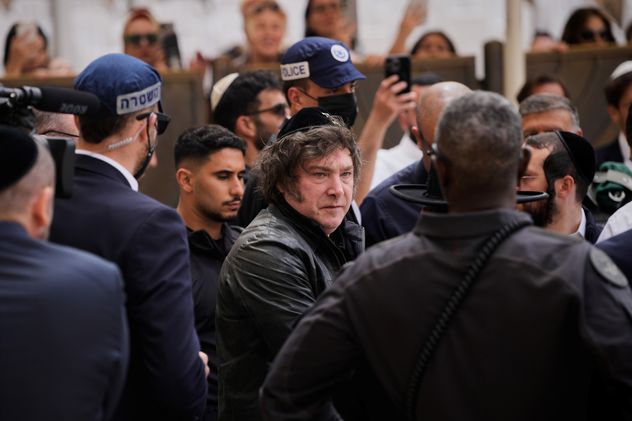 El presidente Javier Milei visitó el Muro de las Lamentaciones, el lugar más sagrado para la oración judía, en la Ciudad Vieja de Jerusalén. 
