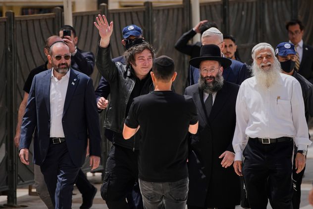 El presidente Javier Milei visitó el Muro de las Lamentaciones, el lugar más sagrado para la oración judía, en la Ciudad Vieja de Jerusalén. 
