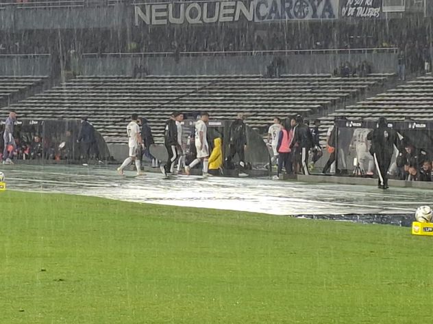 La lluvia demoró el inicio del partido entre Talleres y Riestra.