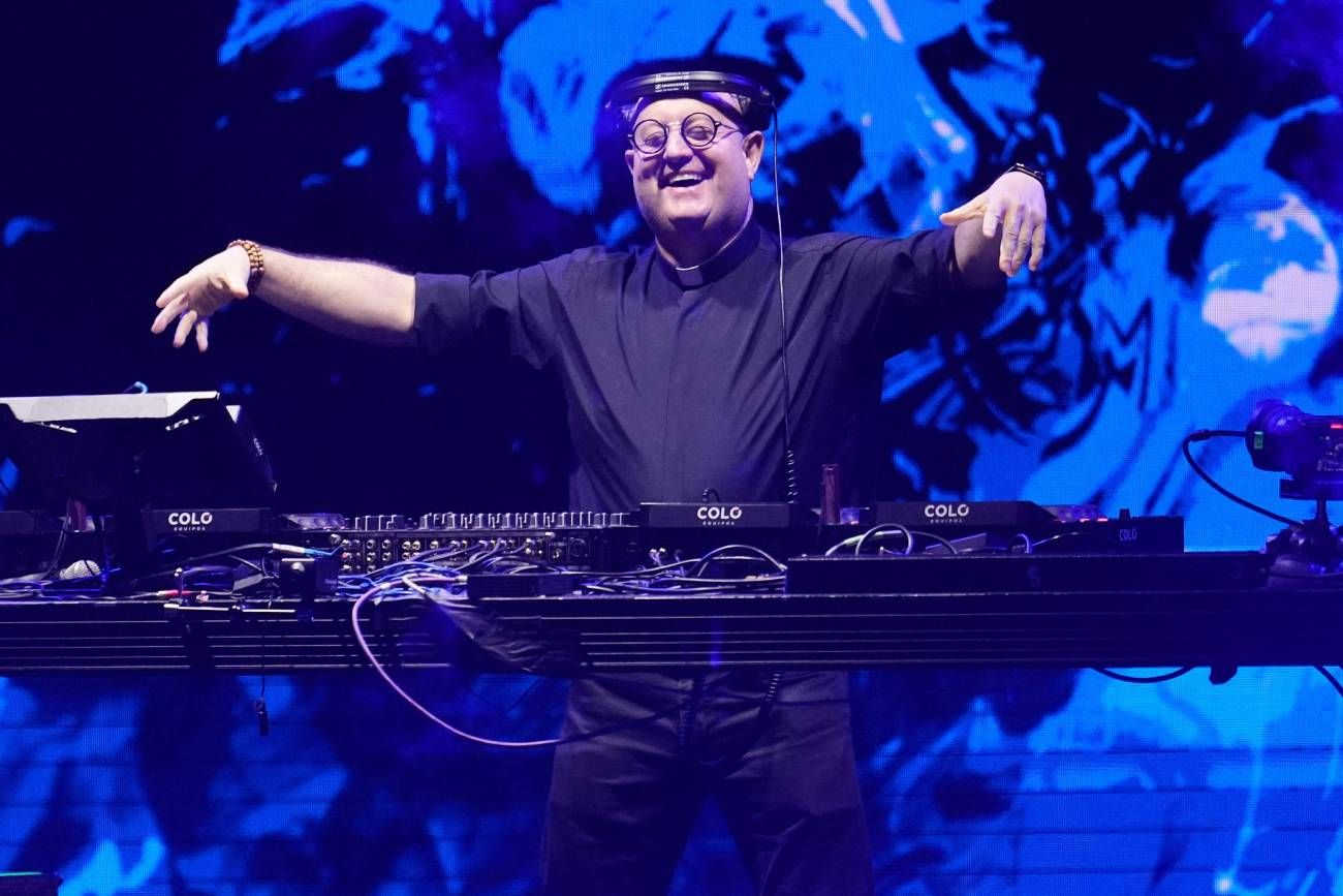 DJ Padre Guilherme, durante su set del sábado a la noche en Plaza de Mayo. (AP)