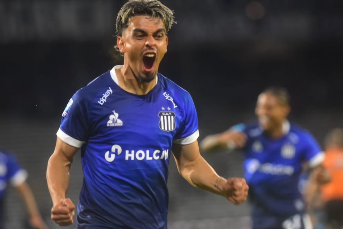 Ronaldo Martínez puso en ventaja a Talleres ante Riestra.