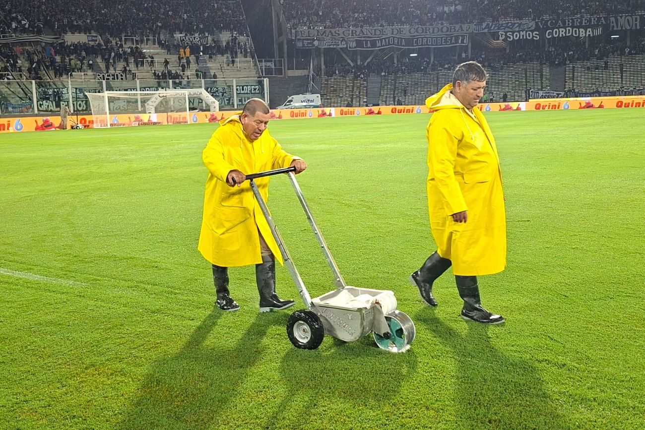 Talleres - Riestra. Mauricio Sabas (a la derecha) y equipo remarcaron mil veces la cancha y trabajaron con la máqui escurridora, a más no  poder. El canchero del Kempes habló con La Voz sobre la novela de la suspensión del partido por parte del juez Echenique, la que finalmente fue revertida.