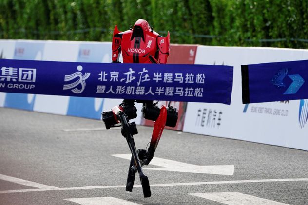 Beijing: un robot humanoide rompió el récord mundial en media maratón y superó a los corredores humanos