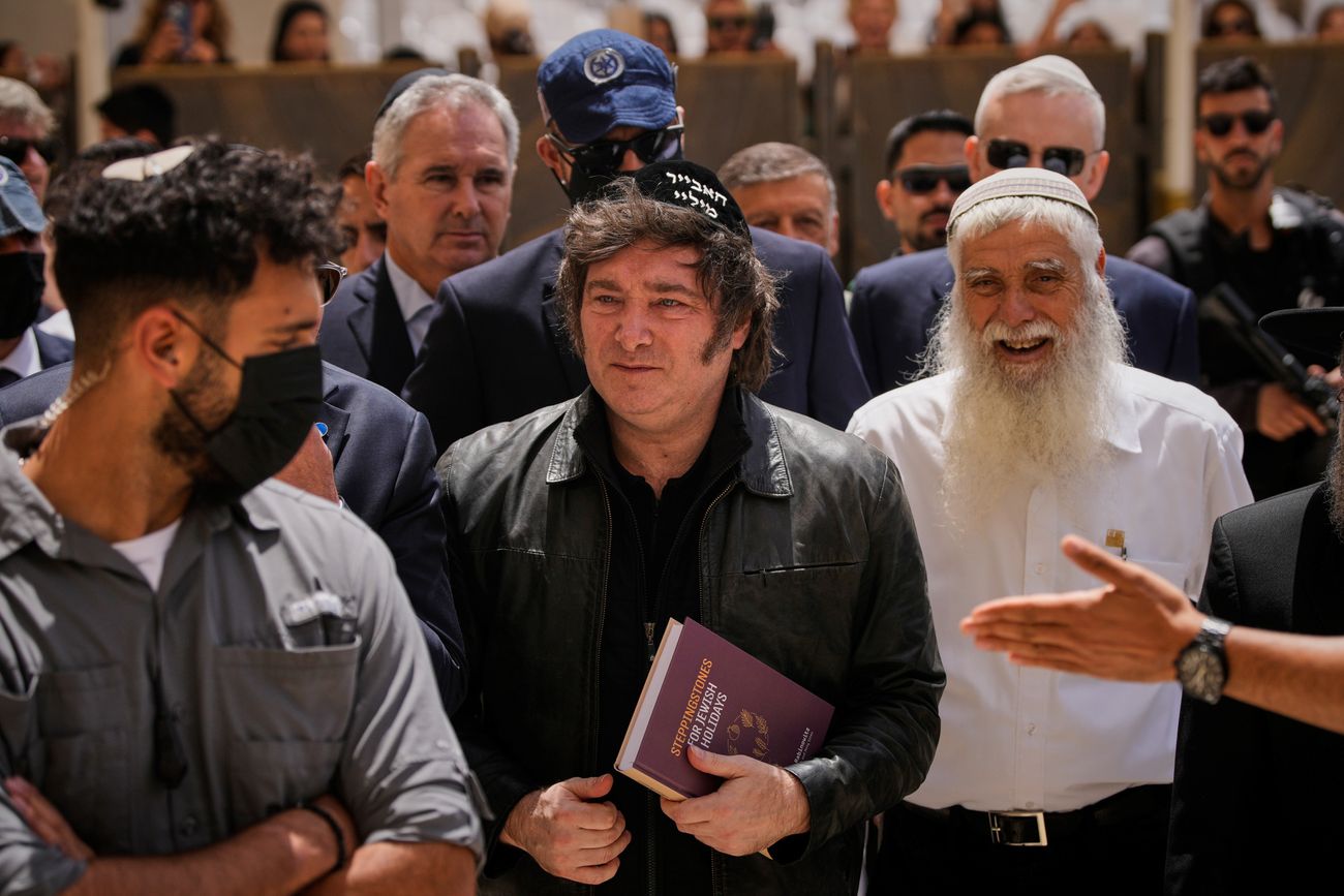El presidente Javier Milei visitó el Muro de las Lamentaciones, el lugar más sagrado para la oración judía, en la Ciudad Vieja de Jerusalén. 
