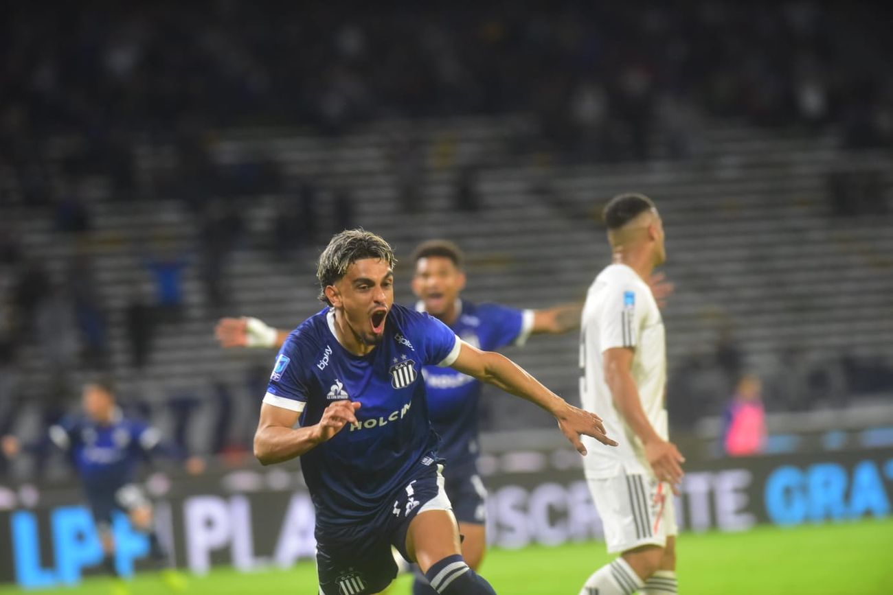 Talleres se puso en ventaja ante Riestra por un gol de Ronaldo Martínez. 