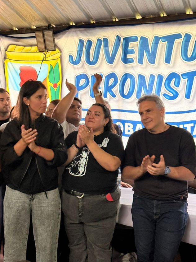 El sábado pasado, Martín Llaryora sorprendió al participar de una cumbre de la Juventud Peronista (JP) cordobesa en Cabalango. El gobernador volvió su mirada hacia el peronismo. (La Voz) 