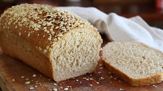 Crujiente por fuera, esponjoso por dentro y con el aroma inconfundible del pan recién hecho, esta preparación demuestra que la freidora de aire también puede ser una aliada en la panadería casera.