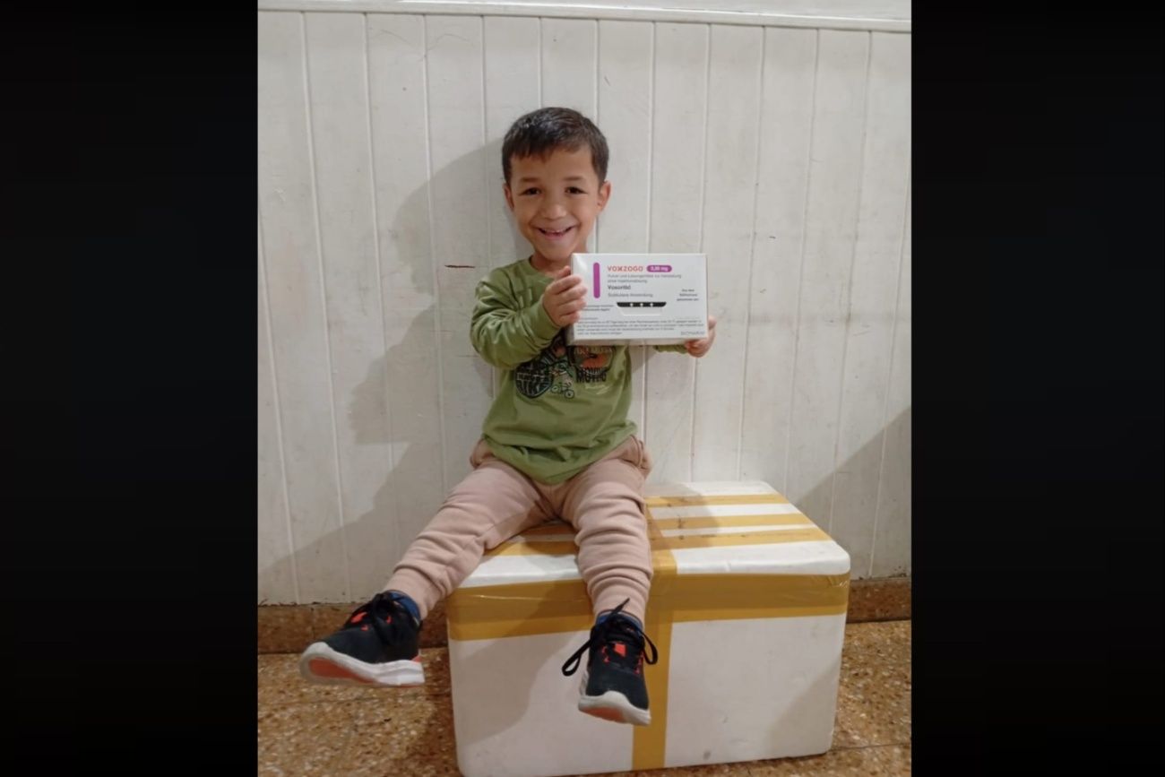 Agustín Cordenós (8) tiene acondroplasia y necesita medicación para seguir con su tratamiento. 