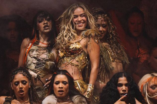 Karol G, fulgurante y sonriente en Coachella 2026.