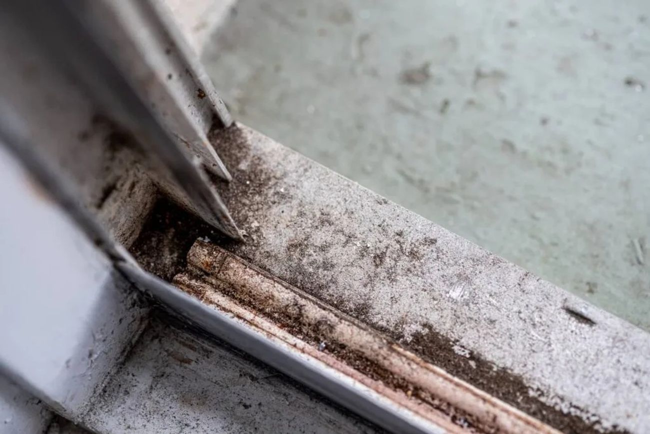 Rieles de ventanas sucios: el truco económico para una limpieza profunda.