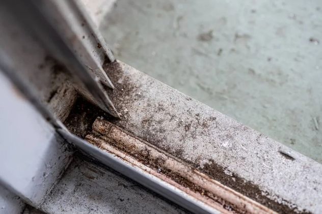 Rieles de ventanas sucios: el truco económico para una limpieza profunda.