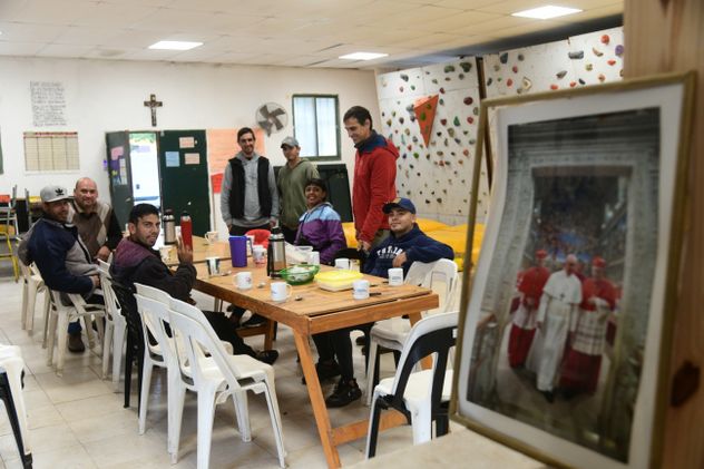 Los hombres y mujeres que asisten al centro de día comparten el desayuno. (Ramiro Pereyra)