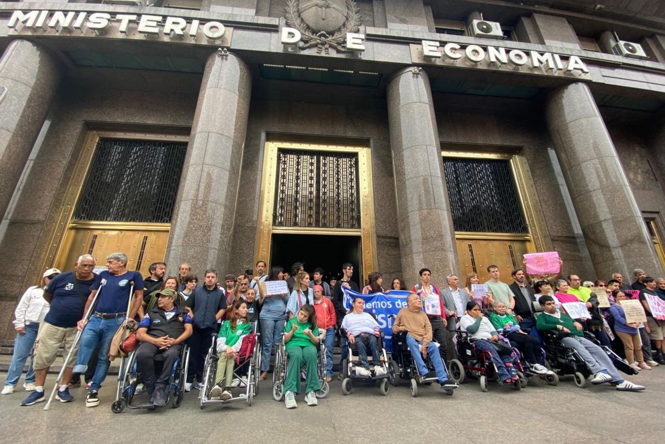 Protesta del Foro Permanente por los Derechos de las Personas con Discapacidad en el Ministerio de Economía