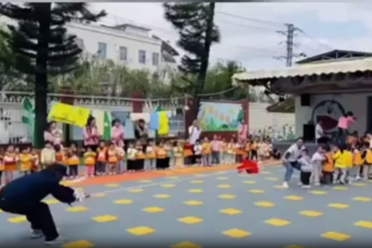 El guardia de seguridad de un colegio distrajo con caramelos a niños para ganar el juego "tira y afloja"