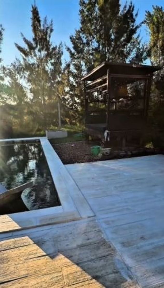 Así quedó el jardín de Mica Viciconte: diseño moderno, pileta y sector para niños.