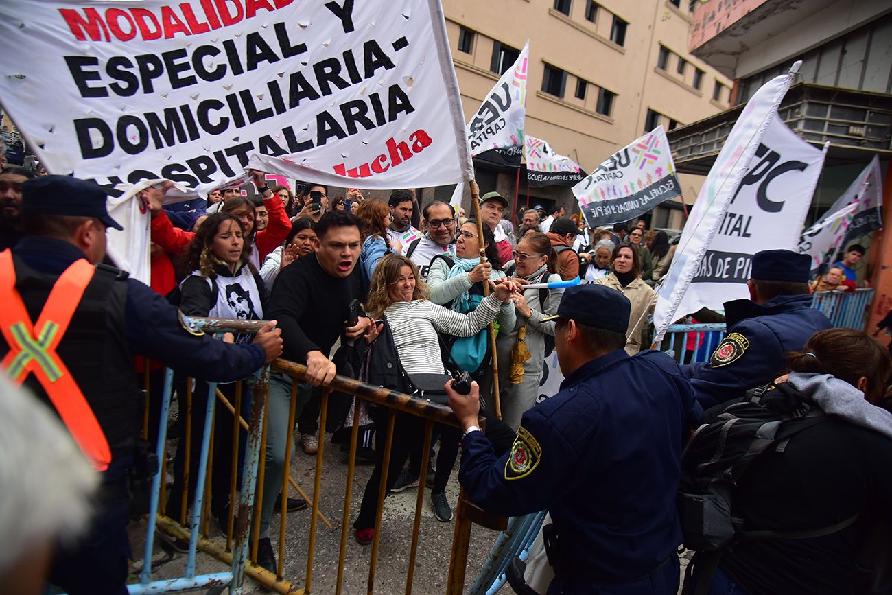 Hubo incidentes en el exterior del recinto donde se hizo la asamblea de la UEPC.