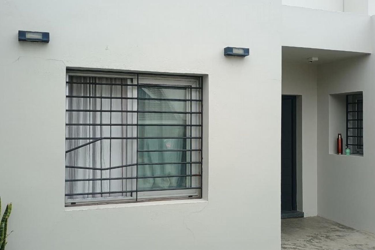 Los ladrones forzaron una reja para entrar a la casa
