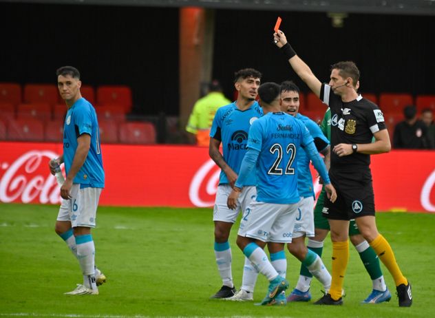 Belgrano empató sin goles en su visita a Barracas Central por la fecha 15 de la Liga Profesional. Fue expulsado Leonardo Morales.