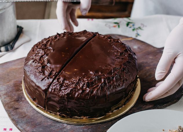 Paso a paso para hacer en casa la torta matilda, la más chocolatosa de todas.