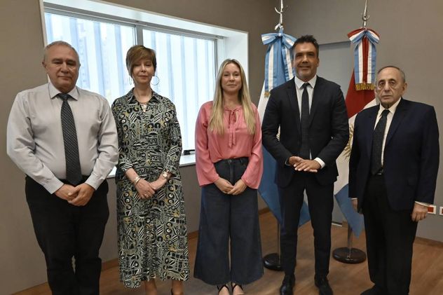 Tribunal. El Jurado de Enjuiciamiento de Magistrados y Funcionarios Judiciales está integrado por los legisladores Walter Gispert (Frente Cívico), Julieta Rinaldi (presidente, Hacemos Unidos por Córdoba), Facundo Torres Lima (Hacemos Unidos por Córdoba) y Miguel Nicolás (Unión Cívica Radical), además de la vocal del Tribunal Superior de Justicia Aída Tarditti. (Legislatura)