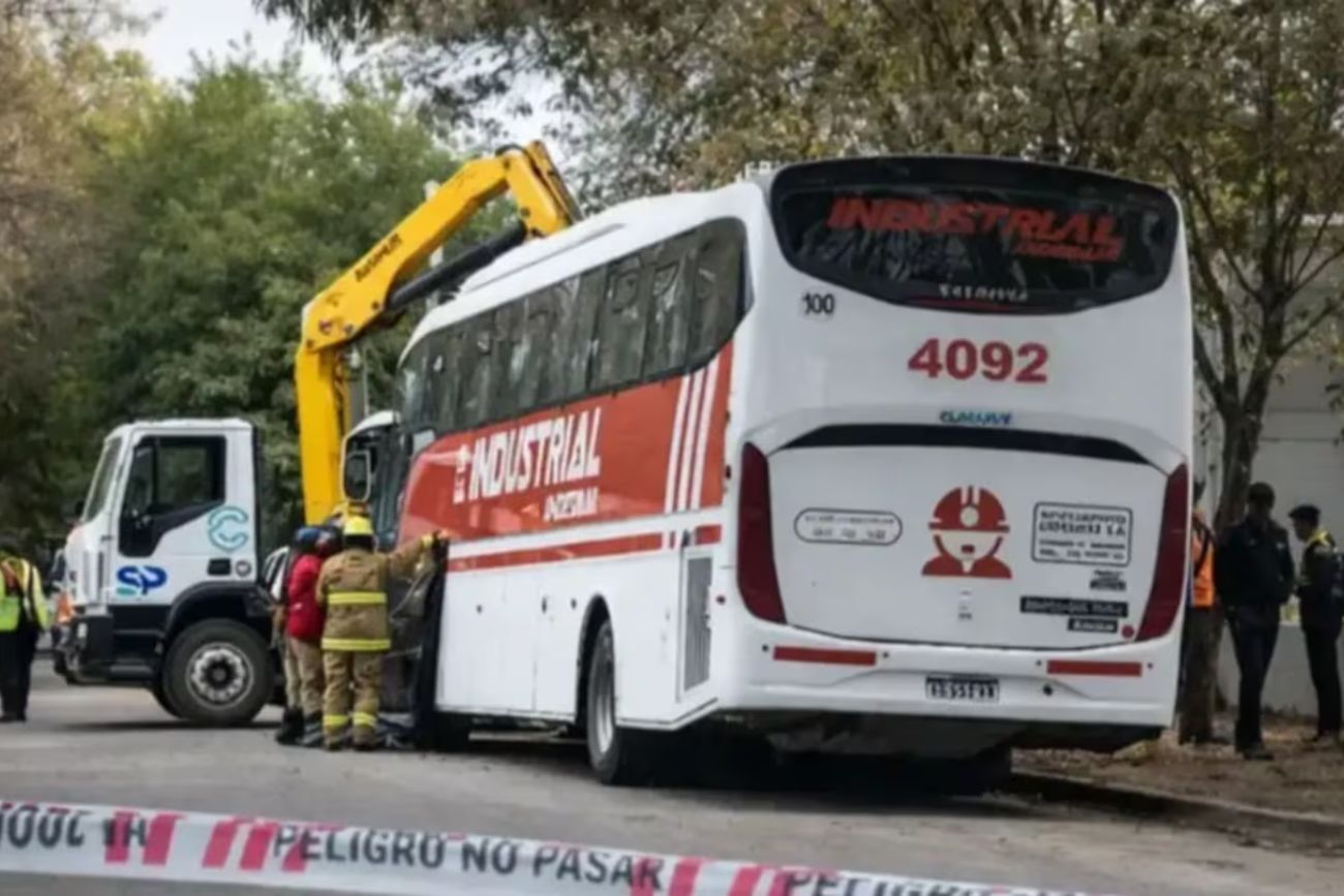 Un mecánico murió aplastado por un colectivo mientras cambiaba una rueda