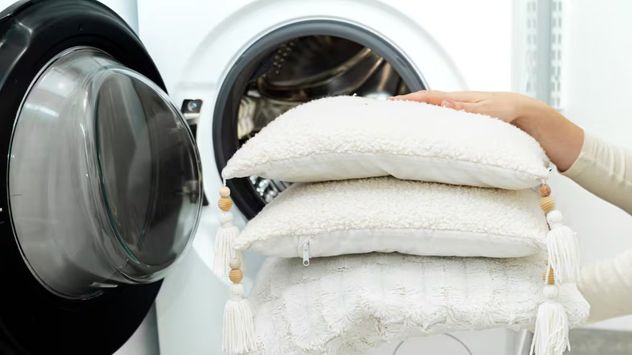 Las almohadas también necesitan limpieza periódica: pueden acumular sudor, células muertas, polvo y microorganismos con el paso del tiempo.