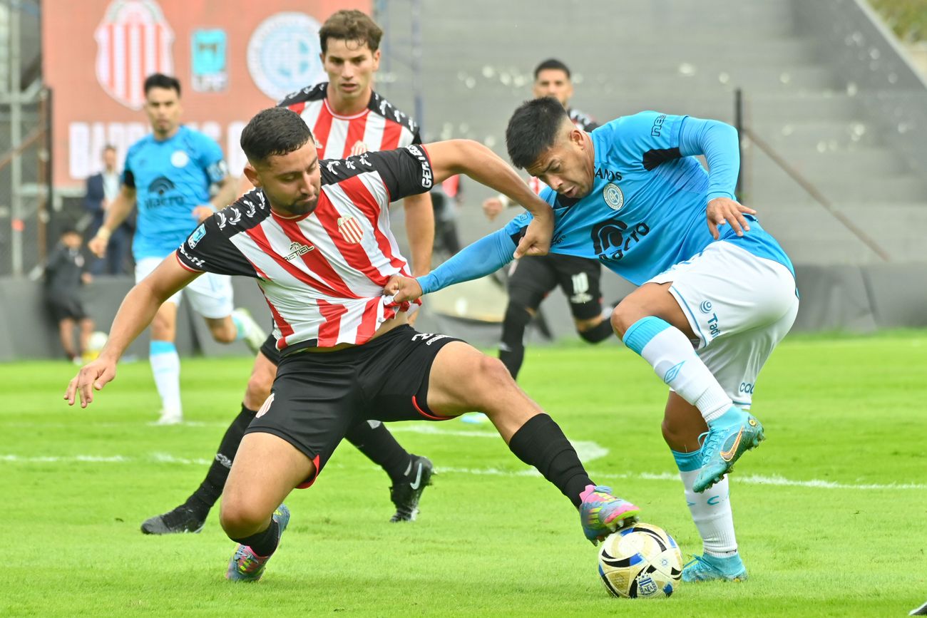 Con aguante se jugó el partido: todos metiendo. Barracas y Belgrano aburrieron en la siesta del lunes en Buenos Aires y empataron sin goles. La “B” estuvo más cerca. (Fotobaires) 