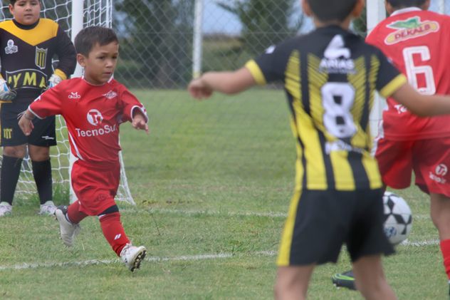 Agustín Cordenós (8) tiene acondroplasia y necesita medicación para seguir con su tratamiento. 