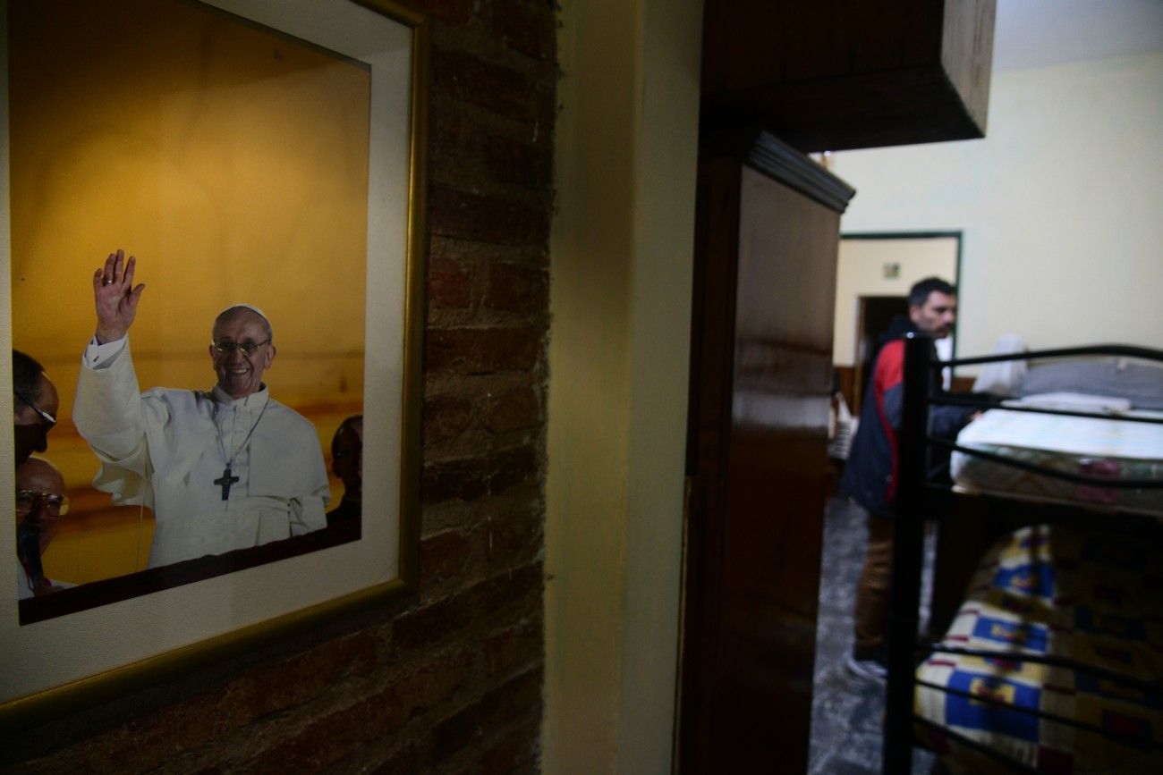 Centro barrial y refugio comunitario en torno a la figura del Papa Francisco, a un año de su muerte.