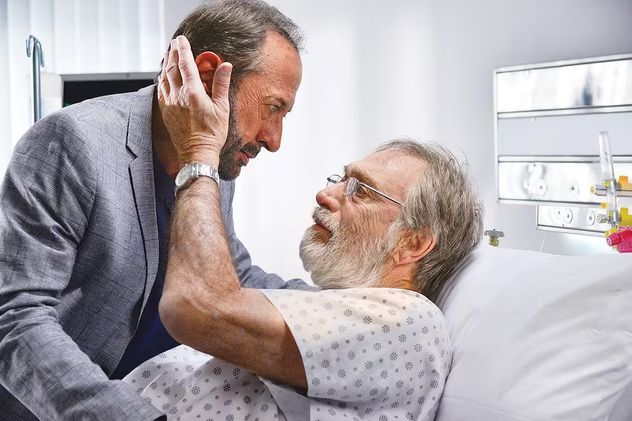 Guillermo Francella y Luis Brandoni trabajaron juntos en varios proyectos. Aquí están en una escena de la película "Mi obra maestra". 