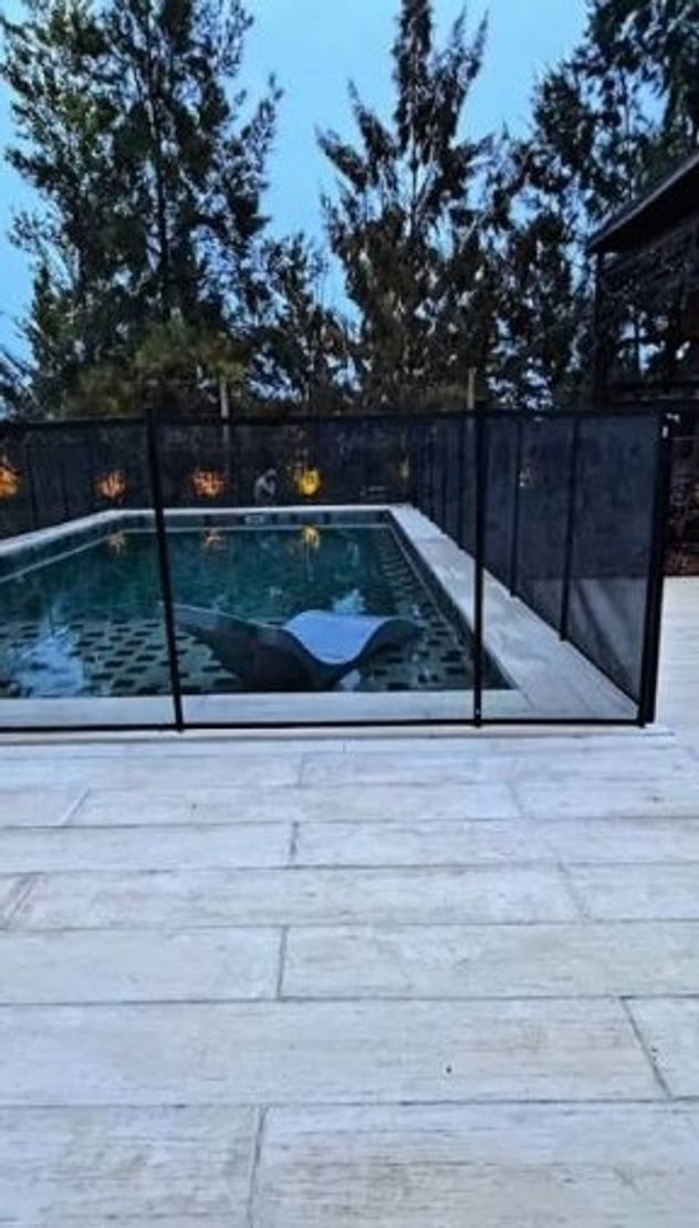 Así quedó el jardín de Mica Viciconte: diseño moderno, pileta y sector para niños.