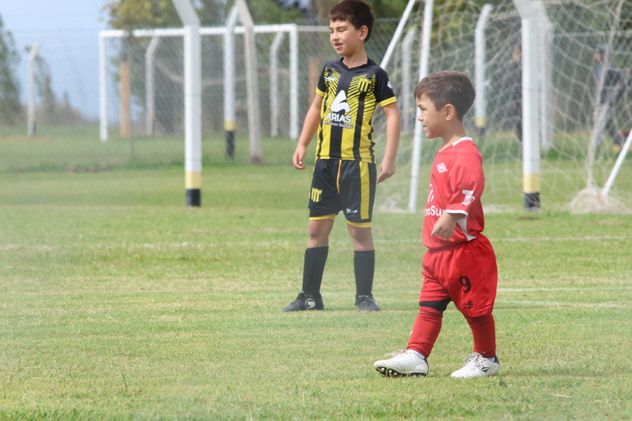 Agustín Cordenós (8) tiene acondroplasia y necesita medicación para seguir con su tratamiento. 