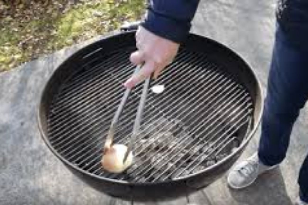 Parrilla sucia: el truco casero con cebolla para dejarla como nueva.